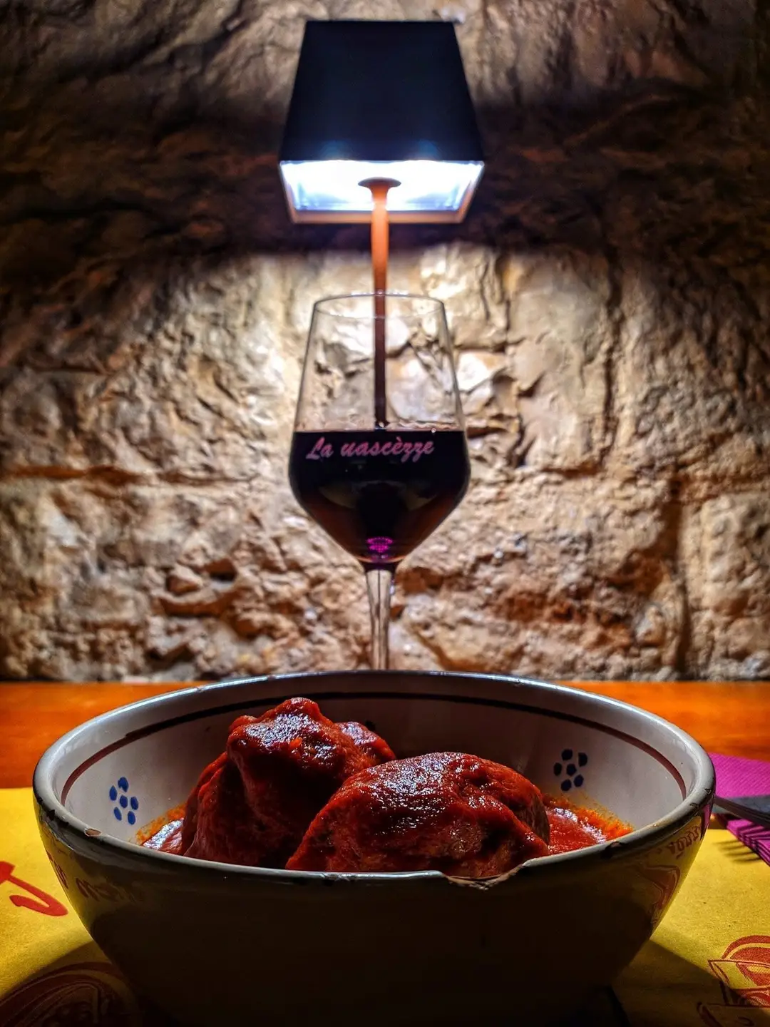 Sala interna di La Uascézze, ristorante pugliese a Bari